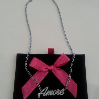 Collana con scritta “Amore”
